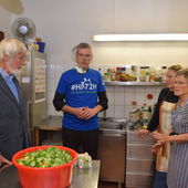 Pater Heribert Grab und Bischof Dr. Heiner Wilmer informieren sich in der Küche des sozialen Mittagstischs St. Michael über die Arbeit der Einrichtung.