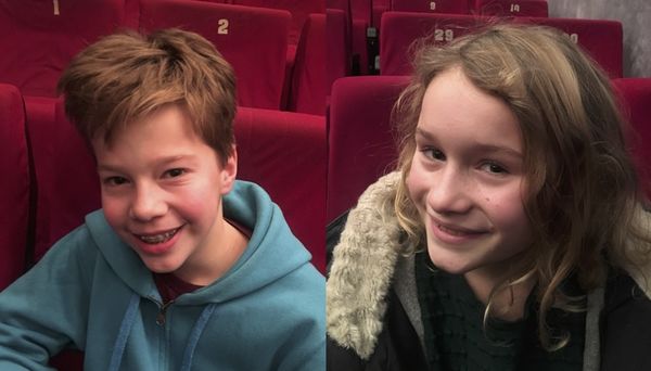 Lukas und Mathilda im Kino beim Start der Aktion Dreikönigssingen 2019 in Göttingen.